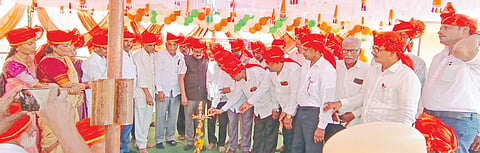 ಭಾಲ್ಕಿ ತಾಲೂಕಿನ ಲಾಧಾ ಗ್ರಾಮದ ಸರ್ಕಾರಿ ಪ್ರಾಥಮಿಕ ಶಾಲೆಯಲ್ಲಿ ಹಳೆಯ ವಿದ್ಯಾರ್ಥಿಗಳಂದ ಶನಿವಾರ ಆಯೋಜಿಸಿದ್ದ ಗುರುವಂದನೆ ಕಾರ್ಯಕ್ರಮವನ್ನು ಕನ್ನಡ ಮತ್ತು ಸಂಸತಿ ಇಲಾಖೆಯ ಜಂಟಿ ನಿದೇರ್ಶಕ ಬಲವಂತರಾವ ಪಾಟೀಲ ಉದ್ಘಾಟಿಸಿದರು. ನಿವೃತ್ತ ಶಿಕ್ಷಕರಾದ ತಾತೆರಾವ ಭಾಟಸಾಂಗವಿ, ಸಂಪತರಾವ, ಸಂಗಣ್ಣ ರೆಡ್ಡಿ, ಎಸ್​.ಕೆ.ನಾಲವಾರ, ಅಶೋಕ ದಂಡೆ, ಶಾಂತಲಿಂಗ, ಶೀವಶಂಕರ, ವೆಂಕಟರಾವ, ರಾಧಾಕಿಶನ, ಬಿ.ಎಸ್​.ನೇಳಗೆ, ಮಹೇಂದ್ರ, ಮುದಕಪ್ಪಾ, ಮಲ್ಲಿಕಾರ್ಜು, ರಮೇಶ ಬರ್ಮಾ, ರಮೇಶ ಕಾನೆಕರ, ನಾಗಶೆಟ್ಟಿ ಇತರರಿದ್ದರು.