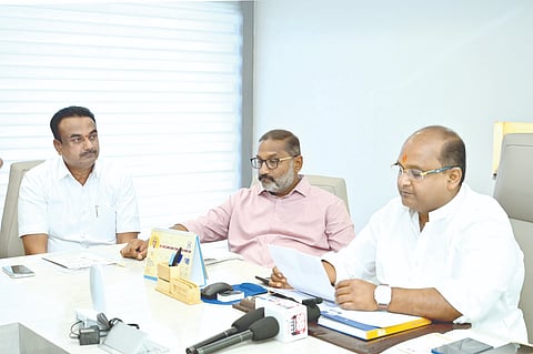 ಬೋರಗಾಂವ ಪಟ್ಟಣದ ಅರಿಹಂತ ಸೊಸೈಟಿ ಕಾರ್ಯಾಲಯದಲ್ಲಿ ಹಮ್ಮಿಕೊಂಡಿದ್ದ ಸುದ್ದಿಗೋಷ್ಠಿಯಲ್ಲಿ ಅಭಿನಂದನ ಪಾಟೀಲ ಮಾತನಾಡಿದರು. ಉತ್ತಮ ಪಾಟೀಲ, ಅಶೋಕ ಬಂಕಾಪೂರೆ ಇದ್ದರು.