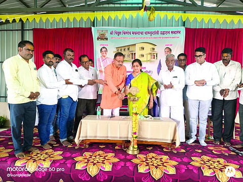 ಬಾರವಾಡ ಗ್ರಾಮದಲ್ಲಿ ವಿಠ್ಠಲ-ಬೀರದೇವರ ಸಮುದಾಯ ಭವನ ಲೋಕಾರ್ಪಣೆ ಕಾರ್ಯಕ್ರಮಕ್ಕೆ ಅಣ್ಣಾಸಾಹೇಬ ಜೊಲ್ಲೆ, ಶಶಿಕಲಾ ಜೊಲ್ಲೆ ಚಾಲನೆ ನೀಡಿದರು. ಸಂಜಯ ಕೋಣೆ, ಯುವರಾಜ ಬತ್ತೆ, ರಂಗರಾವ ಬನ್ನೆ ಇತರರಿದ್ದರು.