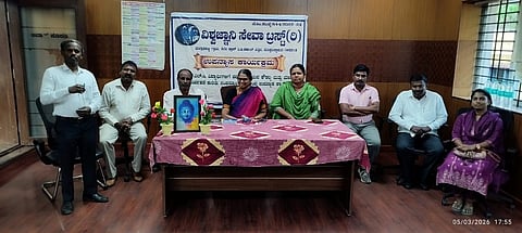ದೊಡ್ಡಬಳ್ಳಾಪುರದ ಸರ್ಕಾರಿ ಡಾ.ಅಂಬೇಡ್ಕರ್​ ಬಾಲಕರ ಮೆಟ್ರಿಕ್​ ಪೂರ್ವ ವಿದ್ಯಾರ್ಥಿ ನಿಲಯದಲ್ಲಿ ಎಸ್ಸೆಸ್ಸೆಲ್ಸಿ ವಿದ್ಯಾರ್ಥಿಗಳಿಗೆ ಹಮ್ಮಿಕೊಂಡಿದ್ದ ಕೌಶಲ ಮತ್ತು ಮಾನಸಿಕ ಒತ್ತಡ ನಿವಾರಣೆ ಕುರಿತ ಉಪನ್ಯಾಸ ಕಾರ್ಯಕ್ರಮದಲ್ಲಿ ವಿಶ್ವಜ್ಞಾನಿ ಸೇವಾ ಟ್ರಸ್ಟ್​ ಅಧ್ಯಕ್ಷ ಪಿ.ನಾರಾಯಣಪ್ಪ, ಕಾರ್ಯದರ್ಶಿ ರಾಜೇಂದ್ರ, ಖಜಾಂಚಿ ಎಂ.ನಾರಾಯಣಪ್ಪ, ಕಸಾಪ ಅಧ್ಯಕ್ಷ ಪಿ.ಗೋವಿಂದರಾಜು, ವಿದ್ಯಾರ್ಥಿನಿಲಯಗಳ ಮೇಲ್ವಿಚಾರಕರಾದ ರಾಧಾಮಣಿ, ಶಿವಪ್ಪ, ರೂಬಿಯಾ, ನರಸಪ್ಪ, ಸತೀಶ್​ ಇತರರು ಇದ್ದರು. 