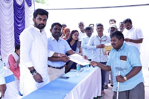 ದೊಡ್ಡಬಳ್ಳಾಪುರದ ವಡ್ಡರಹಳ್ಳಿಯಲ್ಲಿ ಫಲಾನುಭವಿಗಳಿಗೆ ಶಾಸಕ ಧೀರಜ್​ ಮುನಿರಾಜು ಸವಲತ್ತು ವಿತರಿಸಲಾಯಿತು. ತಹಸೀಲ್ದಾರ್​ ಮಲ್ಲಪ್ಪ ಕೆ ಯರಗೋಳ, ಮುಖಂಡರಾದ ರಾಜಗೋಪಾಲ, ಜಯಚಂದ್ರ, ಪಿಡಿಒ ವೀಣಾ ಇತರರು ಇದ್ದರು.