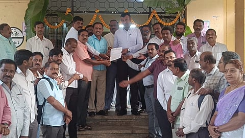 ನೌಕರರ ಕೆಲಸದ ಒತ್ತಡ ಕಡಿಮೆ ಮಾಡುವಂತೆ ಒತ್ತಾಯಿಸಿ ದೊಡ್ಡಬಳ್ಳಾಪುರದಲ್ಲಿ ಸರ್ಕಾರಿ ನೌಕರರ ಸಂಘದಿಂದ ಉಪವಿಭಾಗಾಧಿಕಾರಿ ಮಂಜುನಾಥ ಅವರಿಗೆ ಮನವಿ ಸಲ್ಲಿಸಲಾಯಿತು. ಸರ್ಕಾರಿ ನೌಕರರ ಸಂಘದ ಕಾರ್ಯದರ್ಶಿ ಧನಂಜಯ, ಪ್ರಾಥಮಿಕ ಶಾಲಾ ಶಿಕ್ಷಕರ ಸಂಘದ ಅಧ್ಯಕ್ಷ ಮಲ್ಲಿಕಾರ್ಜುನ ರೆಡ್ಡಿ, ಮುಖ್ಯಶಿಕ್ಷಕ ಸಂಘದ ಅಧ್ಯಕ್ಷ ಸಿದ್ದಗಂಗಯ್ಯ, ಪ್ರಾ.ಶಾ.ಶಿ.ಸ. ಜಿಲ್ಲಾಧ್ಯಕ್ಷ ಆಂಜಿನಪ್ಪ, ಸಹ ಶಿಕ್ಷಕರ ಸಂಘದ ಅಧ್ಯಕ್ಷ ಅರುಣ್​, ತಾಲೂಕು ಅಧ್ಯಕ್ಷ ಶಿವಕುಮಾರ್​ ಇದ್ದರು.