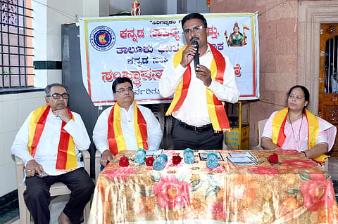 ಗೋಕಾಕನಲ್ಲಿ ಹಮ್ಮಿಕೊಂಡಿದ್ದ ಕನ್ನಡ ಸಾಹಿತ್ಯ ಪರಿಷತ್ತಿನ 112ನೇ ಸಂಸ್ಥಾಪನಾ ದಿನಾಚರಣೆ ಕಾರ್ಯಕ್ರಮದಲ್ಲಿ ಬಾಳೇಶ ಕೀರಪ್ಪನವರ ಮಾತನಾಡಿದರು. ಭಾರತಿ ಮದಭಾವಿ, ಮಹಾಂತೇಶ ತಾವಂಶಿ, ಚಂದ್ರಶೇಖರ ಅಕ್ಕಿ ಇದ್ದರು.