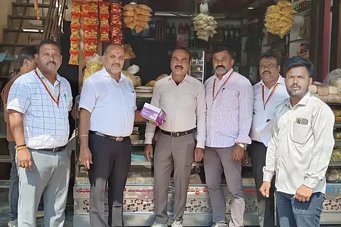 ಹೊಳೆಹೊನ್ನೂರಿನಲ್ಲಿ ಜಿಲ್ಲಾ ಮಟ್ಟದ ಆಹಾರ ಸುರಕ್ಷತೆ ಅಧಿಕಾರಿ ಸತ್ಯನಾರಾಯಣ ಅವರು ವಿವಿಧ ಬೇಕರಿ ಉತ್ಪನ್ನಗಳ ತಯಾರಿಕೆ ಮತ್ತು ಮಾರಾಟ ಕೇಂದ್ರಗಳಿಗೆ ಭೇಟಿ ನೀಡಿ ಪರಿಶೀಲಿಸಿದರು. ಎಸ್.ವಿಜಯ್, ರಾಜು, ಮಂಜುನಾಥ್ ಇತರರಿದ್ದರು.