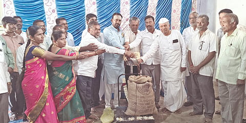 ಹುನಗುಂದ ಕೃಷಿ ಉತ್ಪನ್ನ ಮಾರುಕಟ್ಟೆ ಆವರಣದಲ್ಲಿ ಕೃಷಿ ಉತ್ಪನ್ನ ಮಾರುಕಟ್ಟೆ ಸಮಿತಿ ಹಾಗೂ ತಾಲೂಕ ಒಕ್ಕಲುತನ ಹುಟ್ಟುವಳಿ ಮಾರಾಟ ಸಹಕಾರಿ ಸಂಘದ ಸಹಯೋಗದಲ್ಲಿ ಸ್ಥಾಪಿಸಲಾದ ತೊಗರಿ ಬೆಂಬಲ ಬೆಲೆ ಖರೀದಿ ಕೇಂದ್ರಕ್ಕೆ ಶಾಸಕ ವಿಜಯಾನಂದ ಕಾಶಪ್ಪನವರ ಚಾಲನೆ ನೀಡಿದರು. ತಹಸೀಲ್ದಾರ ಪ್ರದೀಪಕುಮಾರ ಹಿರೇಮಠ, ಟಿಎಪಿಸಿಎಂಎಸ್ ಅಧ್ಯಕ್ಷ ಜೈನಸಾಬ್ ಹಾಗೇದಾಳ, ನಿರ್ದೇಶಕರ ಮಹಾಲಿಂಗಯ್ಯ ಹಿರೇಮಠ ಇದ್ದರು.