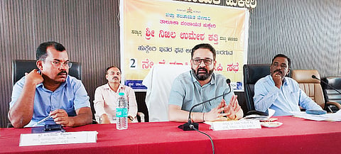 ಹುಕ್ಕೇರಿ ತಾಪಂ ಸಭಾಭವನದಲ್ಲಿ ಹಮ್ಮಿಕೊಂಡಿದ್ದ ಪ್ರಗತಿ ಪರಿಶೀಲನಾ ಸಭೆಯಲ್ಲಿ ಶಾಸಕ ನಿಖಿಲ ಕತ್ತಿ ಮಾತನಾಡಿದರು. ಬಲರಾಮ ಕಟ್ಟಿಮನಿ, ಟಿ.ಆರ್.ಮಲ್ಲಾಡದ ಇತರರಿದ್ದರು.