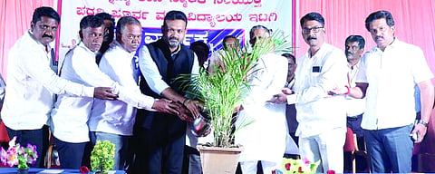 ಇಟಗಿ ಗ್ರಾಮದಲ್ಲಿ ಹಮ್ಮಿಕೊಂಡಿದ್ದ  ಸ್ನೇಹ ಸಮ್ಮೇಳನವನ್ನು ಗಣ್ಯರು ಉದ್ಘಾಟಿಸಿದರು. ಚನ್ನರಾಜ ಹಟ್ಟಿಹೊಳಿ, ಶಿವನಗೌಡ ಪಾಟೀಲ, ಶಂಕರ ಹೋಳಿ ಇತರರಿದ್ದರು.