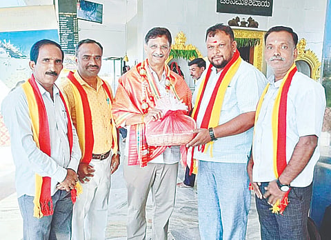 ಖಾಲಿ ಹುದ್ದೆಗಳ ಭರ್ತಿಗೆ ಸರ್ಕಾರದ ಮೇಲೆ ಒತ್ತಡ ಹಾಕುವಂತೆ ವಿಧಾನ ಪರಿಷತ್ ಸದಸ್ಯ ಮಧು ಜಿ.ಮಾದೇಗೌಡರಿಗೆ ಕಸ್ತೂರಿ ಕರ್ನಾಟಕ ಜನಪರ ವೇದಿಕೆ ಜಿಲ್ಲಾಧ್ಯಕ್ಷ ವಿ.ಸಿ.ಉಮಾಶಂಕರ್ ಮನವಿ ಸಲ್ಲಿಸಿದರು.