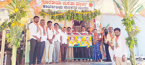 ಕನಕಗಿರಿಯ ಬಿಜೆಪಿ ಮಂಡಲ ಕಚೇರಿಯಲ್ಲಿ ಭಾರತೀಯ ಜನತಾ ಪಕ್ಷದ ಸಂಸ್ಥಾಪನಾ ದಿನ ಆಚರಿಸಲಾಯಿತು. ನಿಕಟಪೂರ್ವ ಅಧ್ಯಕ್ಷ ಮಹಾಂತೇಶ್ ಸಜ್ಜನ್, ಮಂಡಲ ಉಪಾಧ್ಯಕ್ಷ ರಂಗಪ್ಪ ಕೊರಗಟಗಿ, ಮಂಡಲ ಪ್ರ.ಕಾರ್ಯದರ್ಶಿಗಳಾದ ಗ್ಯಾನಪ್ಪ ಗಾಣದಾಳ, ಪ್ರಕಾಶ ಹಾದಿಮನಿ ಇತರರಿದ್ದರು.