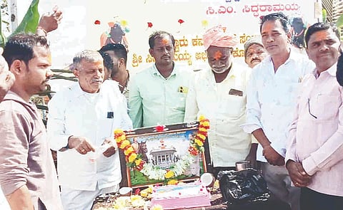 ಮುಖ್ಯಮಂತ್ರಿ ಸಿದ್ದರಾಮಯ್ಯ, ಡಿ.ದೇವರಾಜ ಅರಸು ಅವರ ದೀರ್ಘಾವಧಿ ಆಡಳಿತದ ದಾಖಲೆ ಸರಿಗಟ್ಟಿದ ಹಿನ್ನೆಲೆಯಲ್ಲಿ ಬೋರನಹಳ್ಳಿ ಮತ್ತು ಸುಟ್ಟಕೋಡಿಹಳ್ಳಿ ಗ್ರಾಮದ ಸಿದ್ದರಾಮಯ್ಯ ಅಭಿಮಾನಿಗಳು ಸಮೀಪದ ಕ್ರಾಸ್‌ನಲ್ಲಿ ಕೇಕ್ ಕತ್ತರಿಸಿ ಸಂಭ್ರಮಿಸಿದರು. 