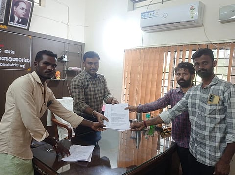 ಕನಿಷ್ಠ ಬೆಂಬಲ ಬೆಲೆ ಯೋಜನೆಯಡಿ ಫಸಲು ಖರೀದಿಸುವಂತೆ ಆಗ್ರಹಿಸಿ ಕೊಟ್ಟೂರಿನಲ್ಲಿ ತಹಸೀಲ್ದಾರ್ ಜಿ.ಕೆ.ಅಮರೀಶ್‌ಗೆ ಕೃಷಿಕರು ಮನವಿ ಸಲ್ಲಿಸಿದರು. ವಿನಾಯಕ ಮುದೇನೂರು,  ದಿವಾಕರ, ಸಂಗಮೇಶ್ವರ ಇದ್ದರು.