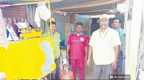 ಕೊಟ್ಟೂರಿನಲ್ಲಿ ವಾಣಿಜ್ಯ ಉದ್ದೇಶಕ್ಕೆ ಬಳಕೆ ಮಾಡುತ್ತಿದ್ದ ಗೃಹಬಳಕೆ ಸಿಲಿಂಡರ್‌ಗಳನ್ನು ಆಹಾರ ಇಲಾಖೆ ನಿರೀಕ್ಷಕ ಮಂಜುನಾಥ ಜಪ್ತಿಮಾಡಿದರು. 