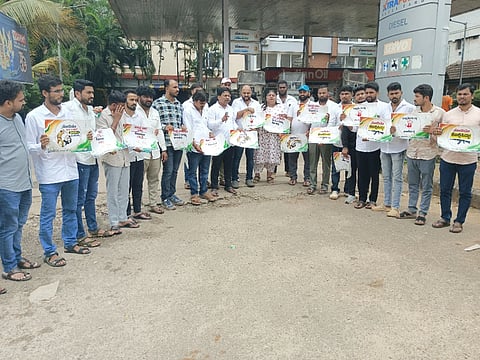 ಕಾರವಾರದಲ್ಲಿ ಯುವ ಕಾಂಗ್ರೆಸ್‌ ಮುಖಂಡರು ಪೋಸ್ಟರ್‌ ಅಭಿಯಾನ ನಡೆಸಿದರು.