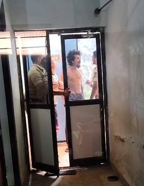 ಅಧಿಕಾರಿಗಳ ಮೇಲೆ ಹಲ್ಲೆ ನಡೆಸಿದ ಕೈದಿಗಳು 