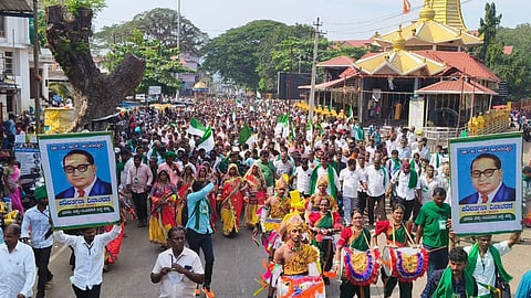 ಅರಣ್ಯ ಹಕ್ಕಿಗೆ ಆಗ್ರಹಿಸಿ ಬೃಹತ್‌ ಸಂಖ್ಯೆಯಲ್ಲಿ ಅತಿಕ್ರಮಣದಾರರು ಸೇರಿ ಪ್ರತಿಭಟನೆ ನಡೆಸಿದರು. 