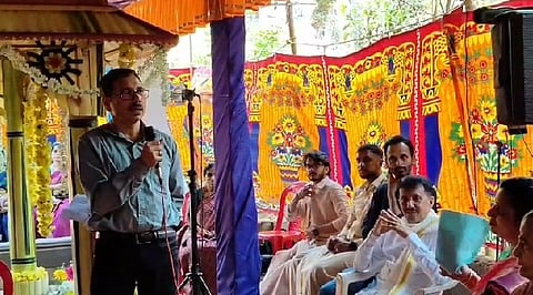 ಜೋಗಿನಮನೆಯಲ್ಲಿ ನಡೆದ ನದಿ ತಿರುವು ಖಂಡನಾ ಸಭೆಯಲ್ಲಿ ದಿವಾಕರ ಹೆಗಡೆ ಕೆರೆಹೊಂಡ ಮಾತನಾಡಿದರು.