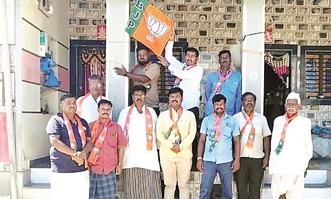 ಮುಂಡರಗಿ ತಾಲೂಕಿನ ಮೇವುಂಡಿ ಗ್ರಾಮದಲ್ಲಿ ಬಿಜೆಪಿ ಸಂಸ್ಥಾಪನಾ ದಿನಾಚರಣೆ ನಿಮಿತ್ತ ಸೋಮವಾರ ಅಂದಪ್ಪ ಹಾರೂಗೇರಿ ಅವರು ಬಿಜೆಪಿ ಧ್ವಜಾರೋಹಣ ನೆರವೇರಿಸಿದರು. ಕೃಷ್ಣಾ ಬಂಡಿ, ಪಂಚಾಕ್ಷರಯ್ಯ ಹರ್ಲಾಪುರಮಠ, ಮೈಲಾರೆಪ್ಪ ನೋಟಗಾರ, ಗೋಪಾಲ ವಾಲೀಕಾರ ಇತರರಿದ್ದರು.