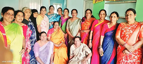 ಮೂಡಿಗೆರೆ ಸಂಚಿಹೊನ್ನಮ್ಮ ಸಾಂತ್ವನ ಮಹಿಳಾ ಸಹಾಯವಾಣಿ ಕೇಂದ್ರದ ಪದಾಧಿಕಾರಿಗಳ ಪದಗ್ರಹಣ ಕಾರ್ಯಕ್ರಮದಲ್ಲಿ ಮಾಜಿ ಸಚಿವೆ ಮೋಟಮ್ಮ ಭಾಗವಹಿಸಿದ್ದರು. ಎಚ್.ಟಿ.ನಾಗರತ್ನಮ್ಮ, ಭಾನುಮತಿ, ದೇವಕಿ, ಎಚ್.ಟಿ.ವರಮಹಾಲಕ್ಷ್ಮೀ, ನಾಗಮಣಿ, ಬಿಂದು, ಭಾರತಿ ಈಶ್ವರ, ಪೂರ್ಣಿಮಾ, ಬಿ.ಕೆ.ಜಯಮ್ಮ, ಸುಧಾ ಮಂಜುನಾಥ್ ಇತರರಿದ್ದರು.