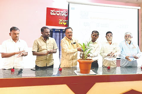 ಮುನವಳ್ಳಿ ಪಟ್ಟಣದಲ್ಲಿ ಹಮ್ಮಿಕೊಂಡಿದ್ದ ಮೂರು ದಿನಗಳ ತರಬೇತಿ ಕಾರ್ಯಾಗಾರ ವನ್ನು ಪುರಸಭೆ ಅಧ್ಯಕ್ಷ  ಈಶ್ವರ ಕರೀಕಟ್ಟಿ ಉದ್ಘಾಟಿಸಿದರು. ಮಲ್ಲಿಕಾರ್ಜುನ ಹೆಗ್ಗನ್ನವರ, ಡಿ.ಡಿ.ಕಿನ್ನೂರಿ, ಎಂ.ಎಂ.ತಿಮ್ಮಾಣಿ, ಅನಿಲ ಗಿಡ್ನಂದಿ ಇತರರಿದ್ದರು.