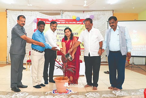 ಅಂಕಲಿಯ ಶಿವಾಲಯದಲ್ಲಿ ಆಯೋಜಿಸಿದ್ದ ಅಂತರ್ ಶಾಲಾ ಕಲಾ, ವಾಣಿಜ್ಯ ಉತ್ಸವ ಮತ್ತು ವಿಜ್ಞಾನ ವಸ್ತುಪ್ರದರ್ಶನವನ್ನು ಗಣ್ಯರು ಉದ್ಘಾಟಿಸಿದರು. ಪಿ.ಎಸ್.ರತ್ತು, ಸುರೇಶ ಪಾಟೀಲ, ಬಿ.ಎಸ್.ಅಂಬಿ, ಪಿ.ಎನ್.ತಳವಾರ ಇತರರಿದ್ದರು.