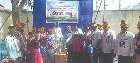 ಮುರಗೋಡ ಸರ್ಕಾರಿ ಮಾದರಿ ಶಾಲೆಯಲ್ಲಿ ಏರ್ಪಡಿಸಿದ್ದ ಕಲಿಕಾ ಹಬ್ಬದಲ್ಲಿ ಸಂಕೇತಾ ಹಟ್ಟಿಹೊಳಿ, ಬಿ.ಎನ್​.ಬ್ಯಾಳಿ, ಎಂ.ಎ್​.ಸಿದ್ದನಗೌಡರ, ಆರ್​.ಯು.ಹಿರೇಮಠ. ಎಂ.ಎಸ್​.ಕೋಳಿ, ಆರ್​.ಯು.ಹಿರೇಮಠ, ಎಸ್​.ಎಸ್​.ಮಲ್ಲಣ್ಣವರ ಇತರರಿದ್ದರು.