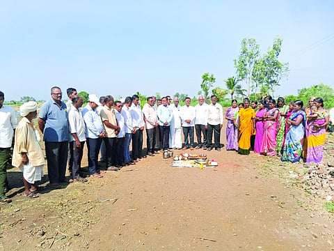 ಯಮಗರ್ಣಿಯಲ್ಲಿ ರಸ್ತೆ ಕಾಮಗಾರಿಗೆ ಚಾಲನೆ ಕಾರ್ಯಕ್ರಮದಲ್ಲಿ ಹಾಲಶುಗರ್ಸ್‌ ಅಧ್ಯಕ್ಷ ಎಂ.ಪಿ.ಪಾಟೀಲ, ಅವಿನಾಶ ಪಾಟೀಲ, ಪ್ರಕಾಶ ಶಿಂಧೆ, ಕೆ.ಡಿ.ಕುಂಬಾರ ಇತರರಿದ್ದರು.