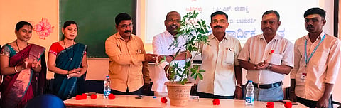 ರಾಮದುರ್ಗ ನಗರದ ವಿದ್ಯಾ ಪ್ರಸಾರಕ ಸಮಿತಿಯ ಶಿಕ್ಷಣ ಮಹಾವಿದ್ಯಾಲಯದಲ್ಲಿ ಹಮ್ಮಿಕೊಂಡಿದ್ದ ಅನುಬೋಧನಾ ಕಾರ್ಯಾಗಾರವನ್ನು ಪ್ರಾಚಾರ್ಯ ಡಾ.ಆರ್.ಎಲ್.ಕುಳ್ಳೂರ ಉದ್ಘಾಟಿಸಿದರು. ಡಾ.ಎನ್.ಎನ್.ವಾಳ್ವೇಕರ ಇತರರಿದ್ದರು.
