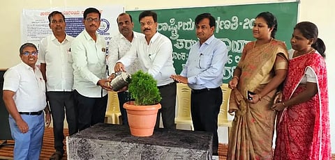 ರಾಮದುರ್ಗ ನಗರದ ಶ್ರೀಮತಿ ಈರಮ್ಮ ಶಿವಲಿಂಗಪ್ಪ ಯಾದವಾಡ ಸರ್ಕಾರಿ ಪ್ರಥಮ ದರ್ಜೆ ಮಹಾವಿದ್ಯಾಲಯದಲ್ಲಿ ಹಮ್ಮಿಕೊಂಡಿದ್ದ ರಾಷ್ಟ್ರೀಯ ಜನಗಣತಿ ತರಬೇತಿ ಕಾರ್ಯಾಗಾರವನ್ನು ತಹಸೀಲ್ದಾರ್ ಪ್ರಕಾಶ ಹೊಳೆಪ್ಪಗೋಳ ಉದ್ಘಾಟಿಸಿದರು. ಈರಣ್ಣ ಗುಡದಾರಿ, ಎ.ವಿ.ಪಾಟೀಲ, ಸುರೇಶ ಅಣ್ಣಿಗೇರಿ ಇತರರಿದ್ದರು.