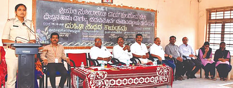 ರಾಮದುರ್ಗ ಪಟ್ಟಣದಲ್ಲಿ ಹಮ್ಮಿಕೊಂಡಿದ್ದ ಮಹಿಳಾ ಸಂದ ಸಮಾರಂಭದಲ್ಲಿ ಪಿಎಸ್​ಐ ಸವಿತಾ ಮುನ್ಯಾಳ ಮಾತನಾಡಿದರು. ಪ್ರದಿಪಕುಮಾರ ಪಟ್ಟಣ, ಆರ್​.ಪಿ.ಜಗತಾಪ, ಎಸ್​.ಜಿ.ಮಾಳವಾಡ ಇತರರಿದ್ದರು.