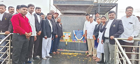 ರಾಯಬಾಗ ಪಟ್ಟಣದ ಡಾ.ಬಿ.ಆರ್.ಅಂಬೇಡ್ಕರ್ ವೃತ್ತದಲ್ಲಿ ವಕೀಲರ ಸಂಘದಿಂದ ಅಂಬೇಡ್ಕರ್ ಅವರ 69ನೇ ಮಹಾಪರಿನಿರ್ವಾಣ ದಿನದ ನಿಮಿತ್ತ ಡಾ.ಬಿ.ಆರ್.ಅಂಬೇಡ್ಕರ್ ಅವರ ಪ್ರತಿಮೆಗೆ ಮಾಲಾರ್ಪಣೆ ಮಾಡಿ, ಪುಷ್ಪ ನಮನ ಸಲ್ಲಿಸಲಾಯಿತು. ಆರ್.ಎಸ್.ಶಿರಗಾಂವೆ, ಎಲ್.ಬಿ.ಚೌಗುಲೆ, ಬಿ.ಎನ್.ಬಂಡಗರ, ಎಂ.ಜಿ.ಉಗಾರೆ ಇತರರರಿದ್ದರು.