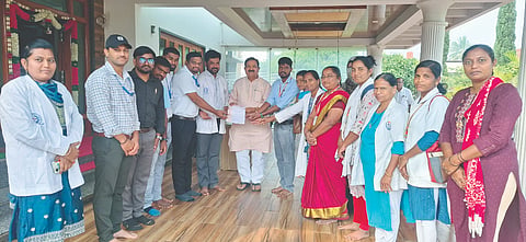 ರಾಯಬಾಗ ಆರೋಗ್ಯ ಮತ್ತು ಕುಟುಂಬ ಕಲ್ಯಾಣ ಇಲಾಖೆ ಸರ್ಕಾರದ ಅಧೀನ ಕಾರ್ಯದರ್ಶಿ ಶ್ರೀಪತಿ ಪಿ.ಕೆ. ಅವರು ಹೊರಡಿಸಿದ ಪ್ರಸ್ತಾವ ಹಿಂಪಡೆಯಲು ಸರ್ಕಾರವನ್ನು ಒತ್ತಾಯಿಸುವಂತೆ ಡಿ.ಎಂ.ಐಹೊಳೆಯವರಿಗೆ ರಾಜ್ಯ ಎನ್‌ಎಚ್‌ಎಂ ಗುತ್ತಿಗೆ ನೌಕರರ ಸಮನ್ವಯ ಸಮಿತಿಯವರು ಮನವಿ ಸಲ್ಲಿಸಿದರು. ಡಾ.ಸುರೇಶ ಪಾಟೀಲ, ಡಾ.ಲಕ್ಷ್ಮೀ ಸಂಜುಗೋಳ ಇತರರಿದ್ದರು.