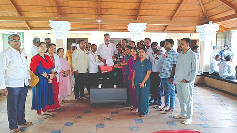 ಸವದತ್ತಿಯಲ್ಲಿ ಎನ್​ಎಚ್​ಎಂ ನೌಕರರು ಹೊಸ ನೇಮಕಾತಿ ಪ್ರಕ್ರಿಯೆ ಕೆಬಿಡುವಂತೆ ಆಗ್ರಹಿಸಿ ವಿಶ್ವಾಸ ವೆದ್ಯ ಅವರಿಗೆ ಮನವಿ ಸಲ್ಲಿಸಿದರು. ಉಮೇಶ ಕಾಂಬಳೆ, ಕೃಷ್ಣಾ ಹಣಸಿ ಇತರರಿದ್ದರು.
