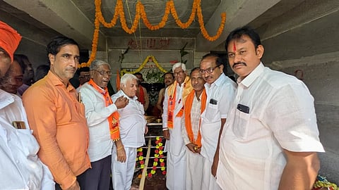 ಸಿಂಧನೂರಿನ ಹಳೇ ಬಜಾರದ ಶ್ರೀ ಪ್ರಸನ್ನ ಆಂಜನೇಯ ದೇವಸ್ಥಾನದಲ್ಲಿ ಶ್ರೀ ಆಂಜನೇಯ ಮೂರ್ತಿ ಪ್ರಾಣ ಪ್ರತಿಷ್ಠಾಪನೆ ಕಾರ್ಯಕ್ರಮ ಶುಕ್ರವಾರ ನಡೆಯಿತು.  