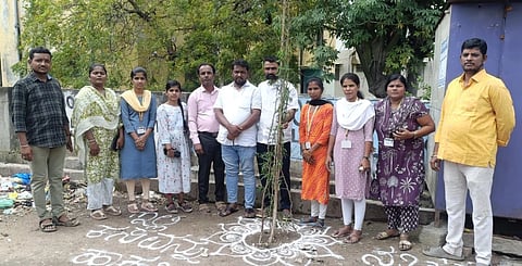 ಸಿಂಧನೂರಿನ ಮಹಿಬೂಬಿಯಾ ಕಾಲನಿಯಲ್ಲಿ ಗುರುವಾರ ಸಾರ್ವಜನಿಕರು ಕಸ ಎಸೆದ ಜಾಗ ಸ್ವಚ್ಛಗೊಳಿಸಿ ರಂಗೋಲಿ ಬಿಡಿಸಿ ಸಸಿ ನೆಟ್ಟು ಜಾಗೃತಿ ಮೂಡಿಸಲಾಯಿತು. ವನಸಿರಿ ಫೌಂಡೇಷನ್ ಅಧ್ಯಕ್ಷ ಅಮರೇಗೌಡ ಮಲ್ಲಾಪುರ, ಪ್ರಮುಖರಾದ ಆಸೀಫ್, ಚನ್ನವೀರನಗೌಡ, ಬಸವರಾಜ ಹೂವಿನಬಾವಿ ಇತರರಿದ್ದರು.
