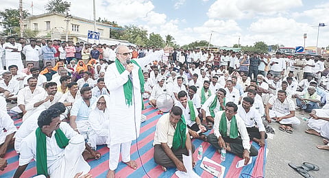 ಜವಳಗೇರಾದಲ್ಲಿ ರೈತರು ಸಂಚಾರ ತಡೆದು ಪ್ರತಿಭಟನೆ ನಡೆಸಿದ ವೇಳೆ ಮಾಜಿ ಸಚಿವ ವೆಂಕಟರಾವ ನಾಡಗೌಡ ಮಾತನಾಡಿದರು.