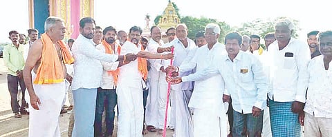 ಜೋಳದರಾಶಿ ಆಂಜನೇಯ ದೇವಸ್ಥಾನದ ಬಳಿ ಸಿಂಧನೂರಿನ ಪಿಡಬ್ಲ್ಯುಡಿ ಕ್ಯಾಂಪ್‌ನಿಂದ ಮಾಡಸಿರವಾರವರೆಗಿನ ಒಂಬತ್ತು ಕೋಟಿ ರೂ. ವೆಚ್ಚದ ರಸ್ತೆ ಕಾಮಗಾರಿಗೆ ಶಾಸಕ ಹಂಪನಗೌಡ ಬಾದರ್ಲಿ ಭೂಮಿಪೂಜೆ ನೆರವೇರಿಸಿದರು.