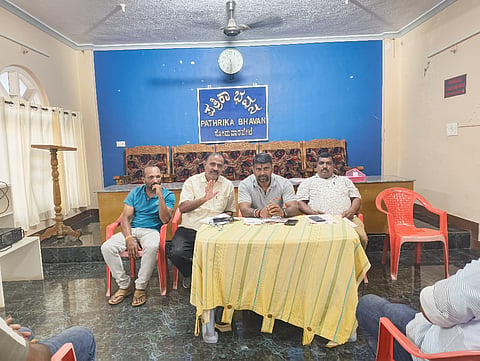 ಸೋಮವಾರಪೇಟೆಯಲ್ಲಿ ರಾಮನವಮಿ ಉತ್ಸವ ಸಮಿತಿ ವತಿಯಿಂದ ರಾಮನವಮಿ ಆಚರಣೆ ಕುರಿತು ಅಯೋಜಿಸಿದ್ದ ಪೂರ್ವಭಾವಿ ಸಭೆಯಲ್ಲಿ ಅಧ್ಯಕ್ಷ  ಸುಭಾಷ್ ತಿಮ್ಮಯ್ಯ ಮಾತನಾಡಿದರು.  ತಿಮ್ಮಯ್ಯ, ಉಮೇಶ್, ನಂದ ಇದ್ದರು.