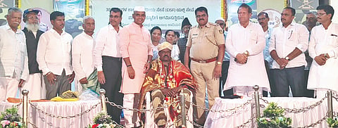 ತಾಳಿಕೋಟೆ ಪಟ್ಟಣದಲ್ಲಿ ಭಾರತೀಯ ಸೇನೆಯ ಸಿಐಎಸ್‌ಎ್ನಲ್ಲಿ  ಸೇವೆಯನ್ನು ಸಲ್ಲಿಸಿ ತಾಯ್ನಡಿಗೆ ಮರಳಿದ ಅಧಿಕಾರಿ ಮೊಹಮ್ಮದ್ ಯೂಸಫ್  ಅಬ್ದುಲಸಾಬ ಹಾದಿಮನಿ ಅವರನ್ನು ಅಭಿಮಾನಿ ಬಳಗದಿಂದ ಸನ್ಮಾನಿಸಿ ಗೌರವಿಸಲಾಯಿತು. ಬಸನಗೌಡ ಹಡಲಗೇರಿ, ಎಸ್.ಎಂ. ಪಡಶೆಟ್ಟಿ, ಎಂ.ಎ. ಮೇತ್ರಿ ಮತ್ತಿತರಿದ್ದರು.