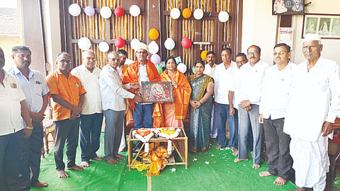ತಲ್ಲೂರ ಗ್ರಾಮದ ದೇಸಾಯಿ ಕೋಟೆ ಆವರಣದಲ್ಲಿ ತಾಪಂ ಮಾಜಿ ಅಧ್ಯ, ಪಿಕೆಪಿಎಸ್​ ಅಧ್ಯ ವಿನಯಕುಮಾರ ದೇಸಾಯಿ ಅವರ ಜನ್ಮದಿನದ ನಿಮಿತ್ತ ದಂಪತಿಯನ್ನು ಸನ್ಮಾನಿಸಲಾಯಿತು.
