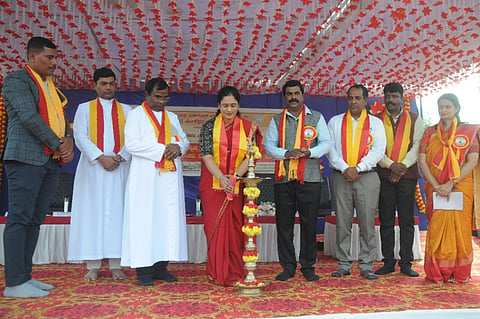  ಜಯಲಕ್ಷ್ಮೀಪುರಂನ ಸಂತ ಜೋಸೆಫರ ಪದವಿ ಕಾಲೇಜಿನಲ್ಲಿ ಮಂಗಳವಾರ ಆಯೋಜಿಸಿದ್ದ ಕನ್ನಡ ರಾಜ್ಯೋತ್ಸವ, ನಾಡಗೀತೆಗೆ ನೂರರ ಸಂಭ್ರಮ ಕಾರ್ಯಕ್ರಮವನ್ನು ಮೈವಿವಿ ಕುಲಸಚಿವೆ ಎಂ.ಕೆ. ಸವಿತಾ ಉದ್ಘಾಟಿಸಿದರು. ರೆ.ಫಾ. ಎಡ್ವರ್ಡ್  ವಿಲಿಯಂ ಸಲ್ಡಾನ,   ರೆ.ಫಾ. ನವೀನ್ ಕುಮಾರ್, ಸೆಬಿ ಮಾವೇಲಿ,  ಆಂಟೋ ರಿಚರ್ಡ್,  ಎಚ್.ಎನ್. ಚಂದ್ರಶೇಖರ್ ಇನ್ನಿತರರಿದ್ದರು.