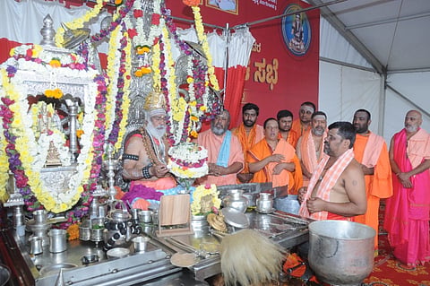 ಮೈಸೂರಿನ ಶ್ರೀರಾಂಪುರ 2ನೇ ಹಂತದಲ್ಲಿರುವ ವೀರಶೈವ ಸಾರ್ವಜನಿಕ ಸೇವಾ ಸಂಸ್ಥೆಯಲ್ಲಿ ಬಾಳೆಹೊನ್ನೂರು ಶ್ರೀ ರಂಭಾಪುರಿ ಡಾ.ವೀರಸೋಮೇಶ್ವರ ಜಗದ್ಗುರು ಇಷ್ಟಲಿಂಗ ಮಹಾಪೂಜೆ ನೆರವೇರಿಸಿದರು.