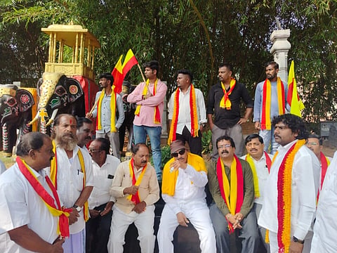 ಕನ್ನಡ  ಚಳವಳಿ ವಾಟಾಳ್ ಪಕ್ಷ ಅಧ್ಯಕ್ಷ ವಾಟಾಳ್ ನಾಗರಾಜ್ ನೇತೃತ್ವದಲ್ಲಿ ನಗರದ ಹಾರ್ಡಿಂಗ್ ವೃತ್ತದಲ್ಲಿ ಭಾನುವಾರ ಪ್ರತಿಭಟನೆ ನಡೆಸಲಾಯಿತು