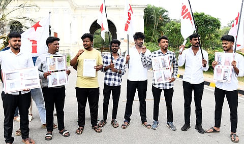 ಭಾರತ ವಿದ್ಯಾರ್ಥಿ ಫೆಡರೇಷನ್ ವತಿಯಿಂದ ಗುರುವಾರ ನಗರದ ಹಳೆ ಜಿಲ್ಲಾಧಿಕಾರಿ ಕಚೇರಿ ಬಳಿ ಪ್ರತಿಭಟನೆ ನಡೆಯಿತು