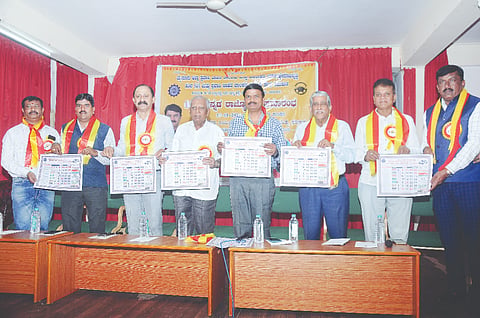 ಮೈಸೂರು ಜಿಲ್ಲಾ ಪ್ರವಾಸಿ ವಾಹನ ಚಾಲಕರು ಮತ್ತು ಮಾಲೀಕರ ಯೋಗಕ್ಷೇಮಾಭಿವೃದ್ಧಿ ಸಂಘದ 2026ನೇ ಸಾಲಿನ ಕ್ಯಾಲೆಂಡರ್ ಅನ್ನು ಗಣ್ಯರು ಬಿಡುಗಡೆಗೊಳಿಸಿದರು. ಡಾ.ರಾಮೇಗೌಡ(ರಾಗೌ), ಮಹೇಂದ್ರ ಸಾಲಿಯನ್, ಎಸ್. ನಾಗರಾಜು,ಸಿ.ಟಿ.ಜಯಕುಮಾರ್ ಇನ್ನಿತರರಿದ್ದರು