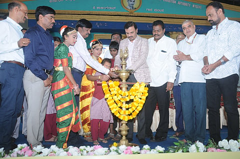 ದಸರಾ ವಸ್ತುಪ್ರದರ್ಶನ ಆವರಣದ ಪಿ.ಕಾಳಿಂಗರಾವ್ ಗಾನಮಂಟಪ ಬುಧವಾರ ಆಯೋಜಿಸಿದ್ದ ‘ವಿಶ್ವ ವಿಕಲಚೇತನರ ದಿನ’ ಕಾರ್ಯಕ್ರಮವನ್ನು ಡಾ.ಪಿ.ಶಿವರಾಜು ಉದ್ಘಾಟಿಸಿದರು. ಭಾಸ್ಕರ್ ನಾಯಕ್, ಬಿ.ಬಸವರಾಜು, ಕೆ.ಎಸ್.ರಾಘವೇಂದ್ರ, ದೀಕ್ಷಿತ್, ಮೋಹನ್, ಸತೀಶ್, ನೀರಜ್ ಇತರರಿದ್ದರು.