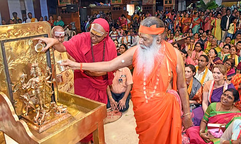 ಅವಧೂತ ದತ್ತ ಪೀಠದ ಶ್ರೀ ಗಣಪತಿ ಸಚ್ಚಿದಾನಂದ ಆಶ್ರಮದಲ್ಲಿ ಗುರುವಾರ ಶ್ರೀ ಗಣಪತಿ ಸಚ್ಚಿದಾನಂದ ಸ್ವಾಮೀಜಿ ವಿಶೇಷ ಪೂಜೆ ಸಲ್ಲಿಸಿದರು.