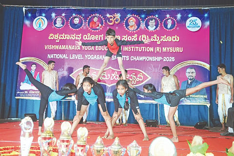 ಜಗನ್ಮೋಹನ ಅರಮನೆಯಲ್ಲಿ ಆಯೋಜಿಸಿದ್ದ ರಾಷ್ಟ್ರೀಯ ಯೋಗಾಸನ ಕ್ರೀಡಾ ಚಾಂಪಿಯನ್‌ಷಿಪ್‌ನಲ್ಲಿ ವಿವೇಕಾನಂದ ಯೋಗ ಕೇಂದ್ರದ ವಿದ್ಯಾರ್ಥಿಗಳು ಪ್ರದರ್ಶಿಸಿದ ಯೋಗಾಸನ.