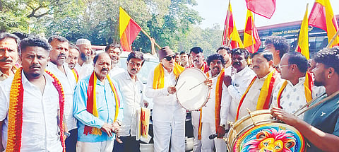 ರಾಜ್ಯದಲ್ಲಿ ಎಂಇಎಸ್ ರದ್ದು ಪಡಿಸುವಂತೆ ಒತ್ತಾಯಿಸಿ ವಾಟಾಳ್ ಪಕ್ಷದಿಂದ ನಗರದಲ್ಲಿ  ಪ್ರತಿಭಟನೆ ನಡೆಯಿತು. ವಾಟಾಳ್ ನಾಗರಾಜ್, ಮೂಗೂರು ನಂಜುಂಡಸ್ವಾಮಿ, ಬಿ.ಎ. ಶಿವಶಂಕರ್, ಮಹದೇವಸ್ವಾಮಿ ಇತರರು ಇದ್ದರು.