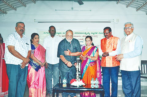 ಚುಟುಕು ಸಾಹಿತ್ಯ ಪರಿಷತ್ತಿನ ಜಿಲ್ಲಾ ಸಮಿತಿಯಿಂದ ನಗರದಲ್ಲಿ ಆಯೋಜಿಸಿದ್ದ ‘ಸಂಕ್ರಾಂತಿ’ ಚುಟುಕು ಕವಿಗೋಷ್ಠಿಯನ್ನು ಡಾ.ಎಂ.ಜಿ.ಆರ್.ಅರಸು ಉದ್ಘಾಟಿಸಿದರು. ಡಾ.ಪಿ.ಎಚ್.ರಾಘವೇಂದ್ರ ಶೆಟ್ಟಿ, ಡಾ.ರತ್ನ ಹಾಲಪ್ಪಗೌಡ,  ಲಕ್ಷ್ಮೀ ದಿನೇಶ್, ಬಾನಂ ಲೋಕೇಶ್,ಆರ್.ವಿಜಂು ಸಮರ್ಥ, ಮಲ್ಲರಾಜೇ ಅರಸ್ ಇತರರು ಇದ್ದರು.
