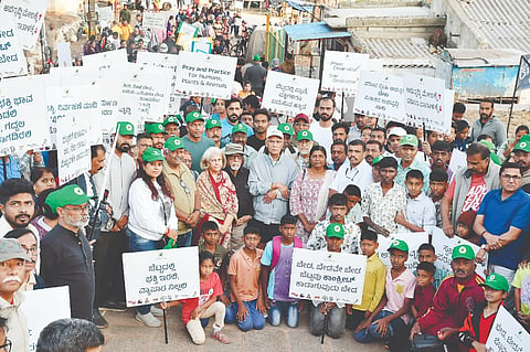  ‘ಪ್ರಸಾದ್’ ಯೋಜನೆಯಡಿ ಚಾಮುಂಡಿಬೆಟ್ಟದ ಮೇಲೆ ಕೈಗೊಂಡಿರುವ ಕಾಮಗಾರಿ ವಿರೋಧಿಸಿ ‘ಪರಿಸರಕ್ಕಾಗಿ ನಾವು’ ಬಳಗದ ವತಿಯಿಂದ ‘ಚಾಮುಂಡಿ ಬೆಟ್ಟದ ಸಂರಕ್ಷಣೆಗಾಗಿ ನಡಿಗೆ’ ನಡೆಯಿತು. ಪ್ರಮೋದಾದೇವಿ ಒಡೆಯರ್,  ಭಾಮಿ ವಿ.ಶೆಣೈ, ಪ್ರೊ.ರಂಗರಾಜು, ಧರ್ಮೇಂದ್ರ ಇನ್ನಿತರರಿದ್ದರು